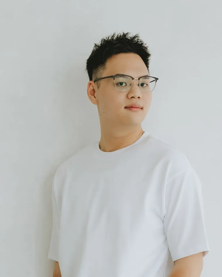林承翰的個人照:站在白牆前,白色 T 恤配牛仔褲